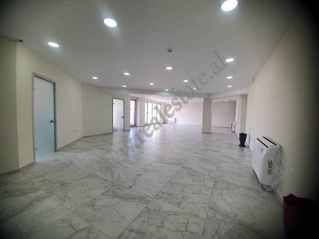 Zyre me qera ne qendren me te re te biznesit ne Tirane.

Pozicionohet ne katin e 5-te ne nje palla